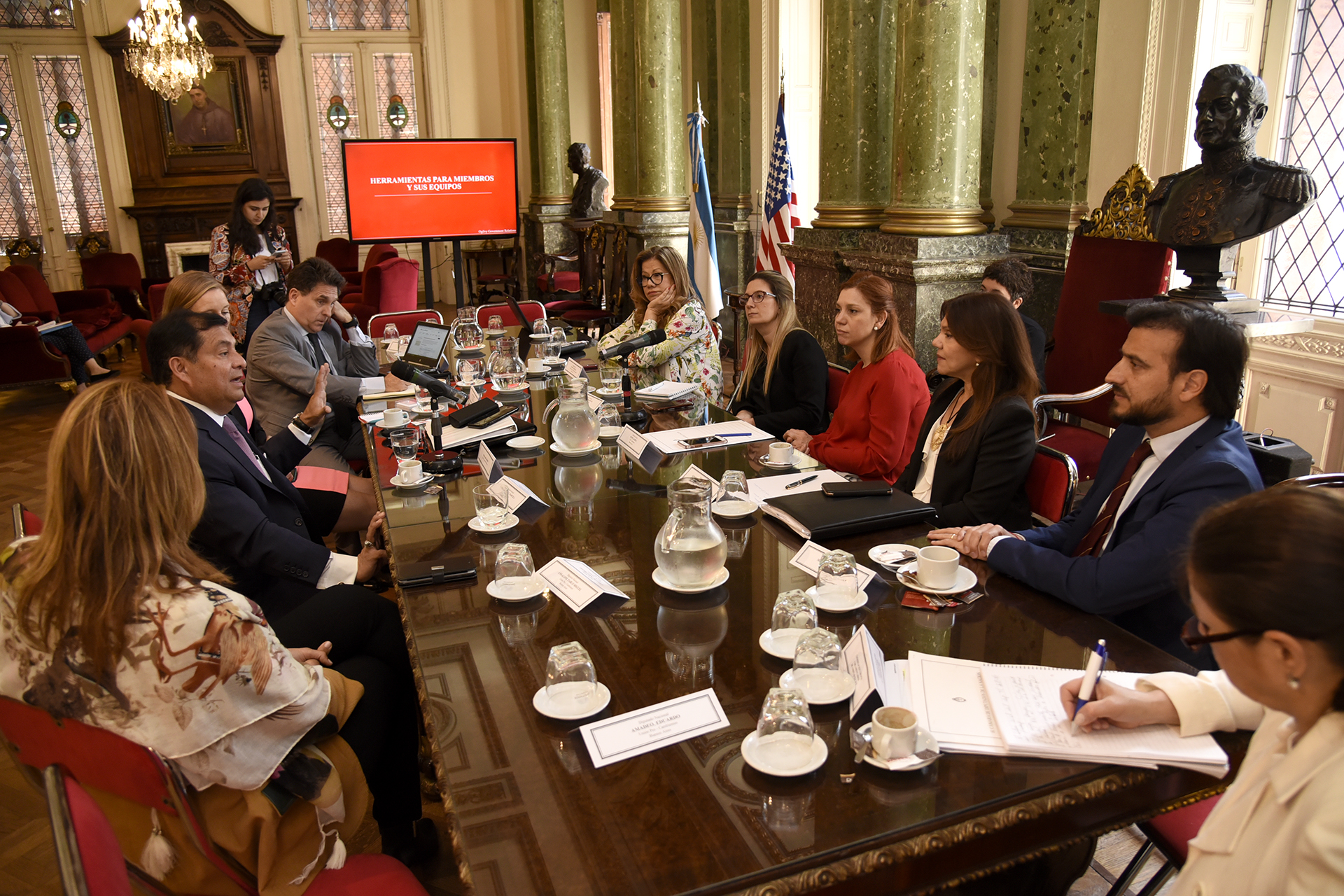 Galeria de imagenes de la noticia DIPUTADOS ANALIZARON LA GESTIÓN PARLAMENTARIA CON UN EXPERTO NORTEAMERICANO